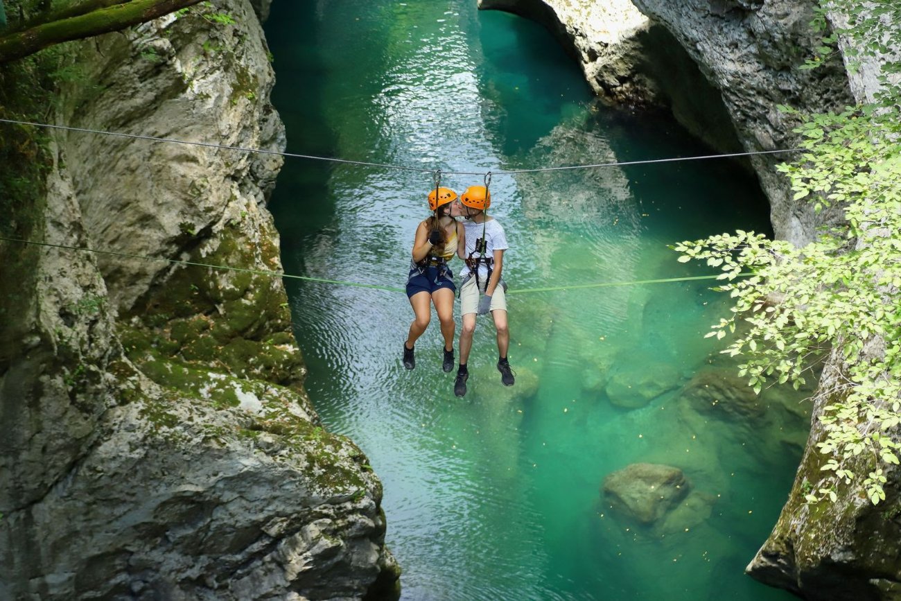 Coppia si bacia sulla zip line del Canyon Park a bagni di lucca sul torrente Lima
