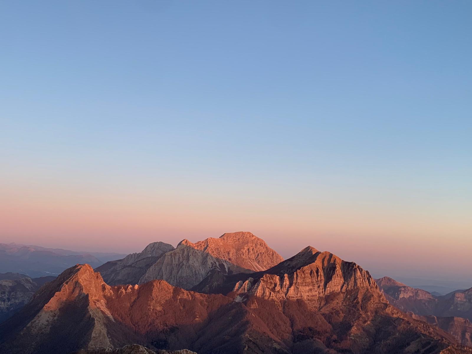 Panorama all’alba sulle Alpi Apuane visto durante un trekking sulla Pania della Croce.