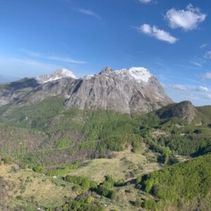 Il Monte Sumbra si erge sopra vallate verdi e foreste rigogliose delle Alpi Apuane.