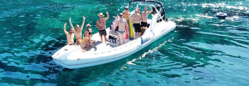 Persone felici a bordo di un gommone di Molo 77