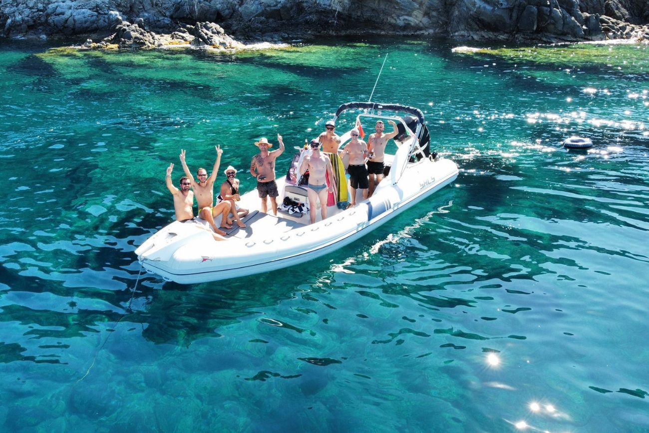 Persone felici a bordo di un gommone di Molo 77
