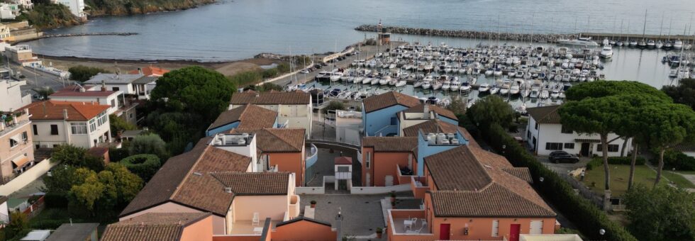 "Vista panoramica del Residence Marina di Salivoli con il porto e la costa di Piombino
