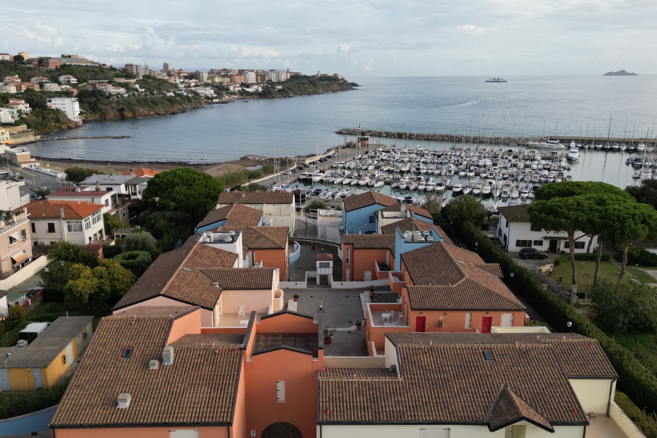 "Vista panoramica del Residence Marina di Salivoli con il porto e la costa di Piombino