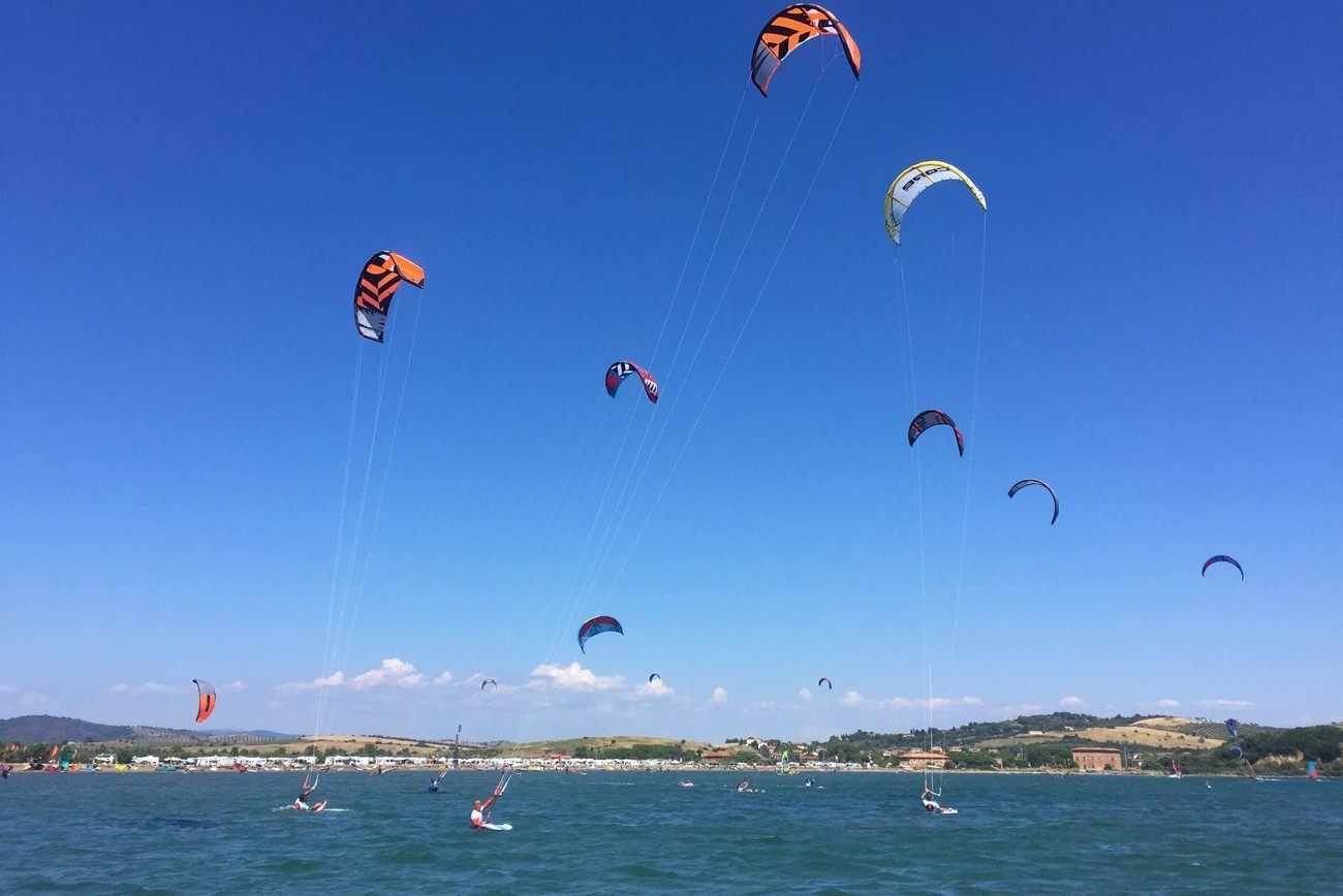 kitesurf nella baia di talamone presso il centro sportivo maremma 4style