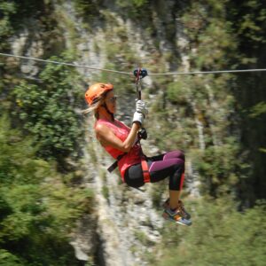 L'esperienza Aquila alle grotte di equi ti fa volare in zipline