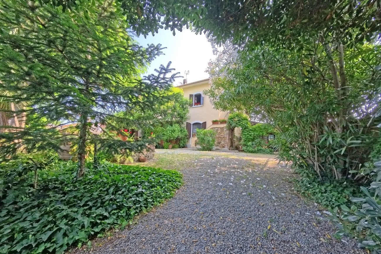 Agriturismo L’Acacia tra verde e vialetto in ghiaia a San Vincenzo