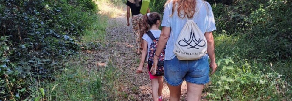 La parent coach Antonella Bindi guida una mamma e sua figlia in un percorso di coaching immerso nel verde della pineta in Toscana.