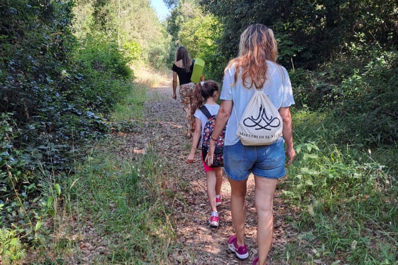 La parent coach Antonella Bindi guida una mamma e sua figlia in un percorso di coaching immerso nel verde della pineta in Toscana.