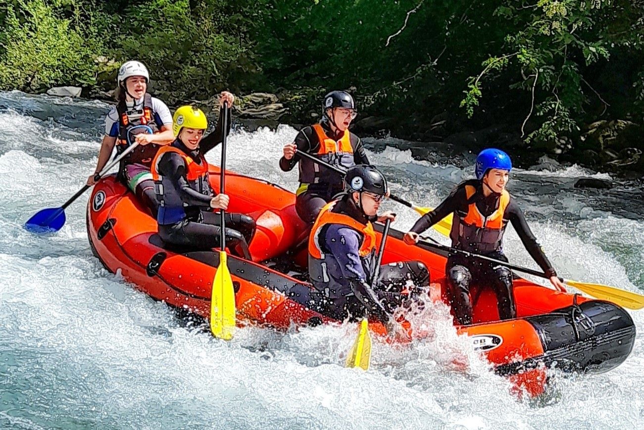 gruppo di persone in gommone durante un rafting sul torrente Lima in Garfagnana